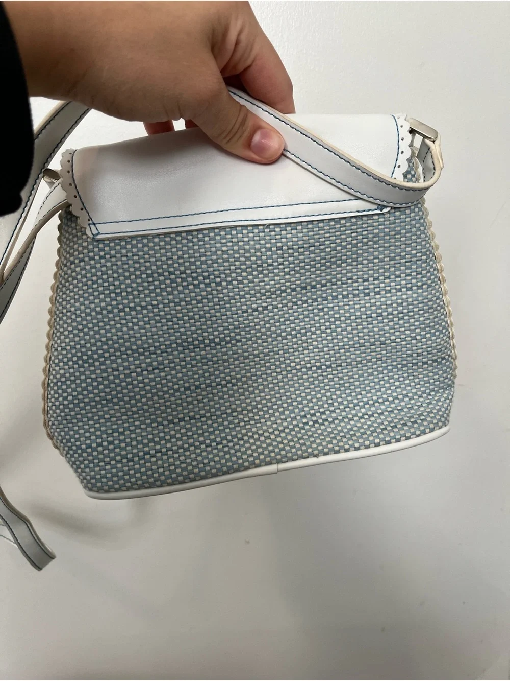 Liz Claiborne White and Light Blue woven Scalloped Crossbody Bag USED
